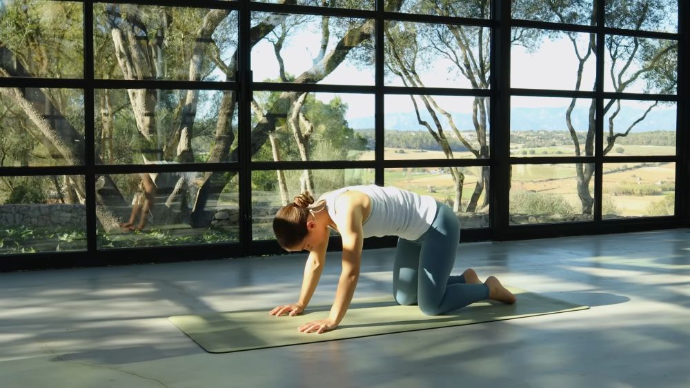 Joga je drevna praksa koja kombinuje telesne položaje, disanje i meditaciju radi postizanja fizičke ravnoteže, mentalnog mira i duhovnog blagostanja